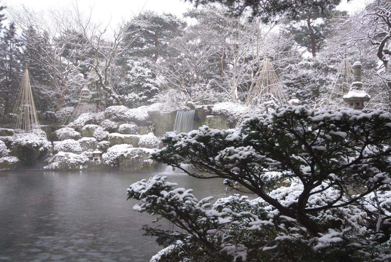 Suimeikan Gero Eksteriør bilde A view of the park in winter
