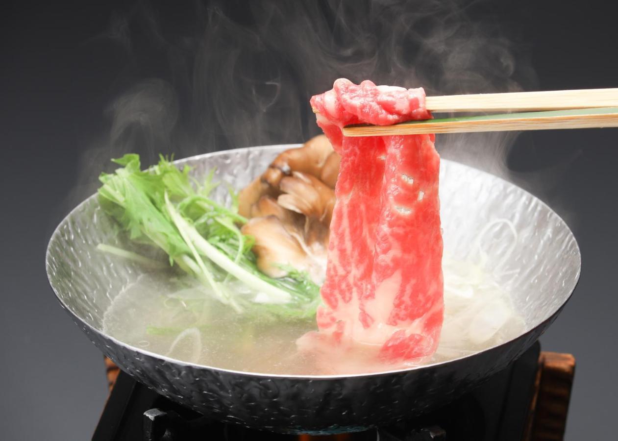 Suimeikan Gero Eksteriør bilde A piece of Kobe beef being cooked in a pot